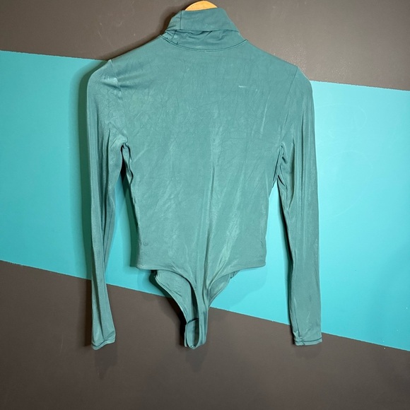 Lululemon Athletica Green Long Sleeve Fitted Bodysuit size small ultra soft Nulu - Picture 4 of 10
